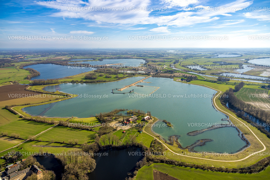Rees240312806 | Luftbild, Seenplatte mit Wiesen und Feldern und blauem Himmel mit Wolken, See Bergswick und Fernsicht, Landzunge, Bergswick, Rees, Nordrhein-Westfalen, Deutschland