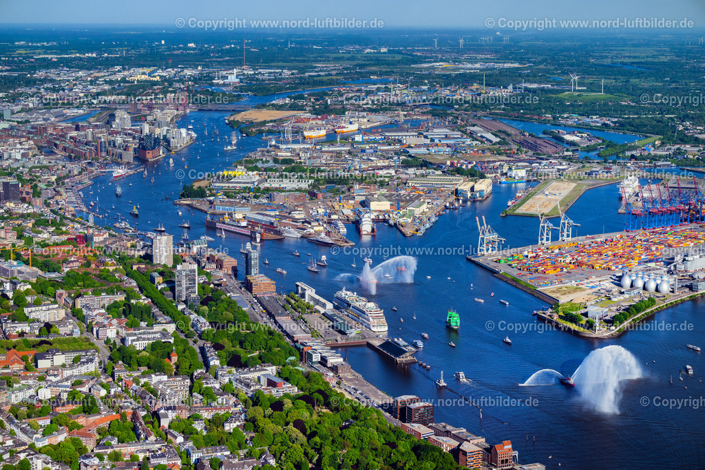 Hamburg_Hafengeburtstag_Elbphilharmonie_Einlaufparade_ELS_7895110525 | HAMBURG 09.05.2025 Auslaufparade Hamburger Hafengeburtstag in Hamburg, Deutschland. // Parade Harbor Birthday in Hamburg Germany. Foto: Martin Elsen