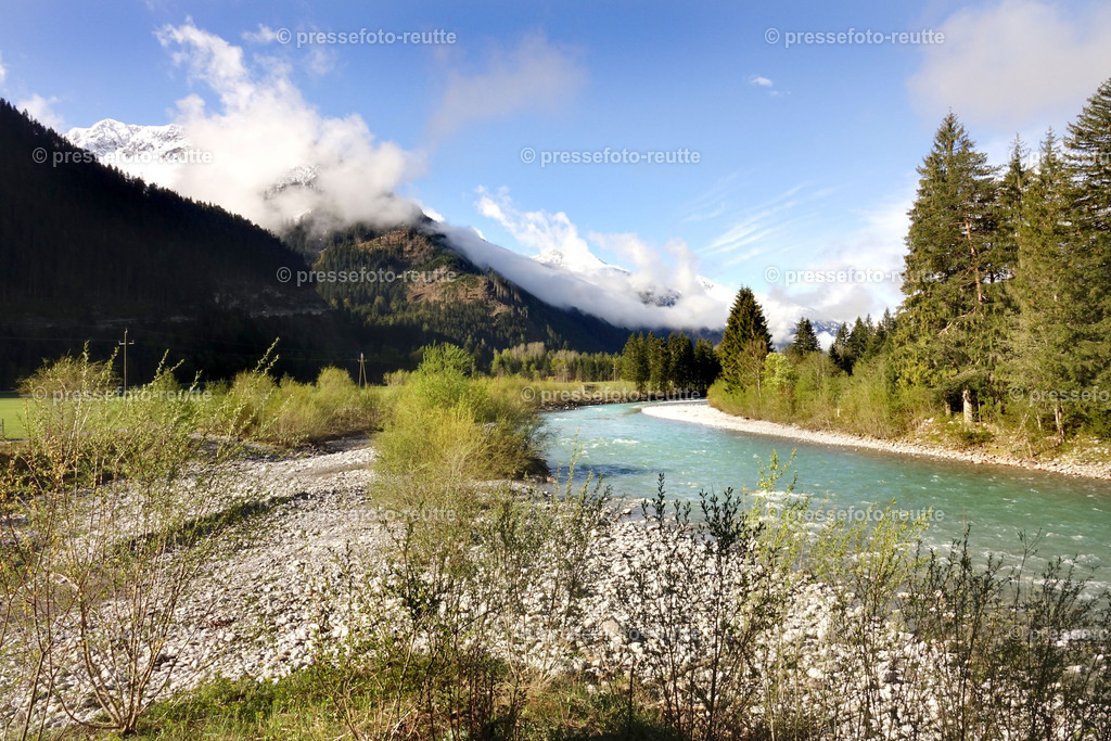 welltvi-Lechfluss bei ELMEN-Klimmbruecke-09052019-DSD00987 | Info aus dem Bezirk Reutte/Ausserfern Tirol sowie eine umfangreiche Bilddatenbank über die gesamte Region: Lechtal, Talkessel Reutte, Tannheimertal, Zwischentoren. Lech, Plansee, Zugspitze, Grenztunnel, B179, Fernpassstraße, Verkehr, Lawinen, Tradition, - Realisiert mit Pictrs.com