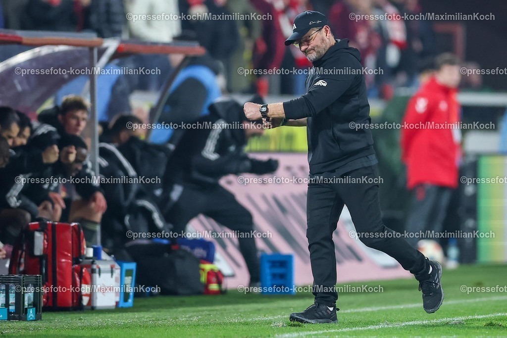 1FC20122501066 | 20.12.2025, Fußball, 1. FC Köln - FC Union Berlin, 1. Fußball Bundesliga, 15. Spieltag, RheinEnergie-STADION, Saison 2025 2026: Abschlussjubel nach dem 1:0 Sieg für Union Berlin. Cheftrainer Steffen Baumgart (Union Berlin #hc) jubelnd am Spielfeldrand  DFB regulations prohibit any use of photographs as image sequences and or quasi-video.