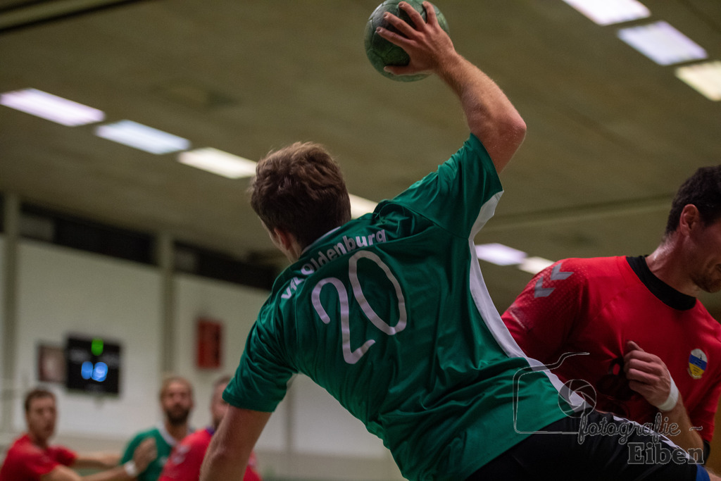 VFL Oldenburg-SG FriPe | Herren Regionsoberliga; VFL Oldenburg (grün)-SG FriPe (rot) am 04.11.2023 in Oldenburg (Robert-Schumann-Halle Oldenburg), Deutschland, Photo: Philip Eiben 2023 - Realisiert mit Pictrs.com