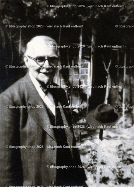 Richard Zscheked, Kunstmaler, Schwerin | Richard Zscheked, Kunstmaler, um 1949 im Hausgarten in Schwerin - Realisiert mit Pictrs.com