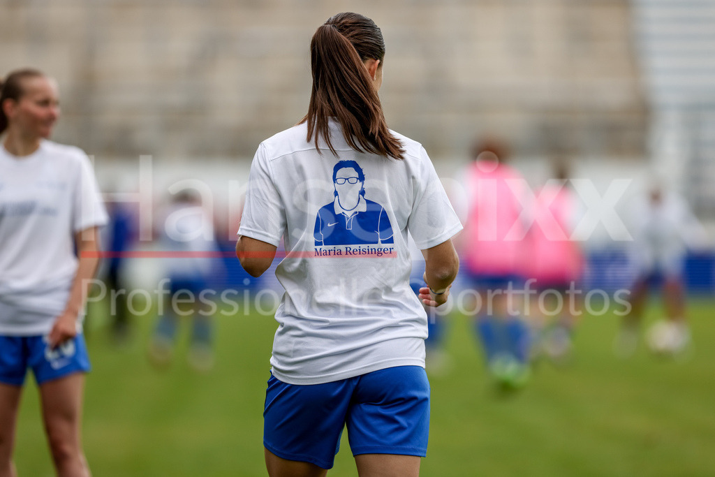 Fussball, 2. Frauen-Bundesliga, SV Meppen - Hamburger SV | Sarah Preuß (Preuss, SV Meppen, 11) wärmt sich in einem speziellen T-Shirt zur Verabschiedung von Maria Reisinger (Sportliche Leiterin, SV Meppen) auf, DIE DFB-RICHTLINIEN UNTERSAGEN JEGLICHE NUTZUNG VON FOTOS ALS SEQUENZBILDER UND/ODER VIDEOÄHNLICHE FOTOSTRECKEN. DFB REGULATIONS PROHIBIT ANY USE OF PHOTOGRAPHS AS IMAGE SEQUENCES AND/OR QUASI-VIDEO.