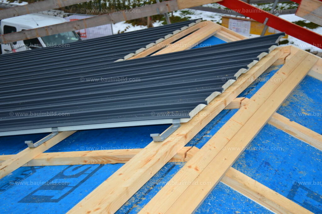 bib-lg11-spenglerarbeiten-0122 | Nach LV-Leistungsgruppen sortierte Detailfotos über den Bau eines Hauses. Alle Hausbau-Bilder direkt vom Urheber und Autor der Website Haus-Selber-Bauen.com