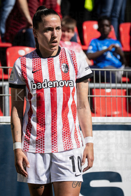 Google Pixel Frauen-Bundesliga; Bayer 04 Leverkusen - SC Freiburg, 26.04.2026 | Selina Vivian (SC Freiburg, 10) bei einer Ecke; Bayer 04 Leverkusen - SC Freiburg an Spieltag 23 der Google Pixel Frauen-Bundesliga am 26.04.2026 im Ulrich-Haberland-Stadion in Leverkusen (Nordrhein-Westfalen). DFL REGULATIONS PROHIBIT ANY USE OF PHOTOGRAPHS AS IMAGE SEQUENCES AND/OR QUASI-VIDEO.