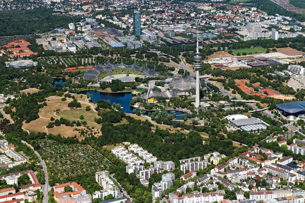 dr__0202201.jpg | MüNCHEN 29.06.2023 Gelände des Olympiaparks mit See, Stadion und Fernsehturm im Stadtteil Milbertshofen-Am Hart in München im Bundesland Bayern, Deutschland. Weiterführende Informationen bei: Olympiapark München GmbH. // The grounds of the Olympic Park with lake, stadium and television tower in the district of Milbertshofen-Am Hart in Munich in the state Bavaria, Germany. Further information at: Olympiapark Muenchen GmbH. Foto: Daniel Reiter