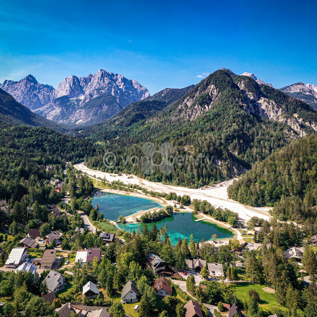 Der Jasna See vor Bergkulisse 2, Kranjska Gora | Luftbilder, Drohnenbilder, Oberfranken, Bayern, Kronach, Lichtenfels, Kulmbach, Thüringen, Frankenwald, Thüringerwald - Realisiert mit Pictrs.com