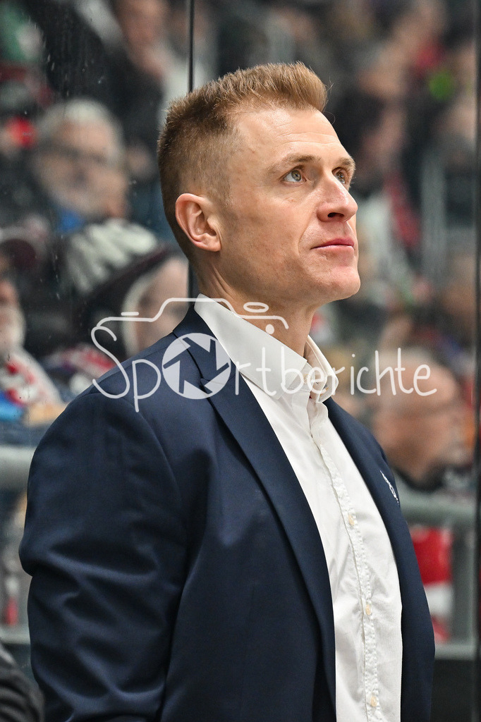 Augsburger Panther - Fischtown Bremerhaven | AUGSBURG, GERMANY - 25. JANUARY: im Bild Alexander SULZER Headcoach Fischtown Pinguins / Einzelfoto / Freisteller während dem Match zwischen den Augsburger Panthern und den Fischtown Pinguins am 43. Spieltag der Penny DEL im Curt Frenzel Stadion