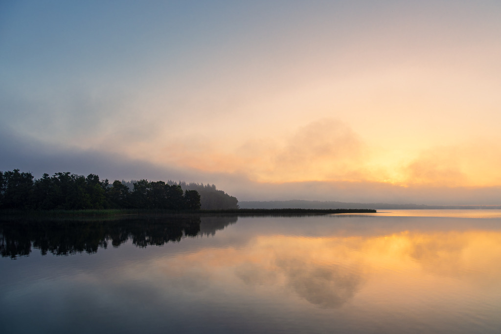 Sonnenaufgang in Seedorf am Schaalsee mit Wolken und Spiegelung | Sonnenaufgang in Seedorf am Schaalsee mit Wolken und Spiegelung.