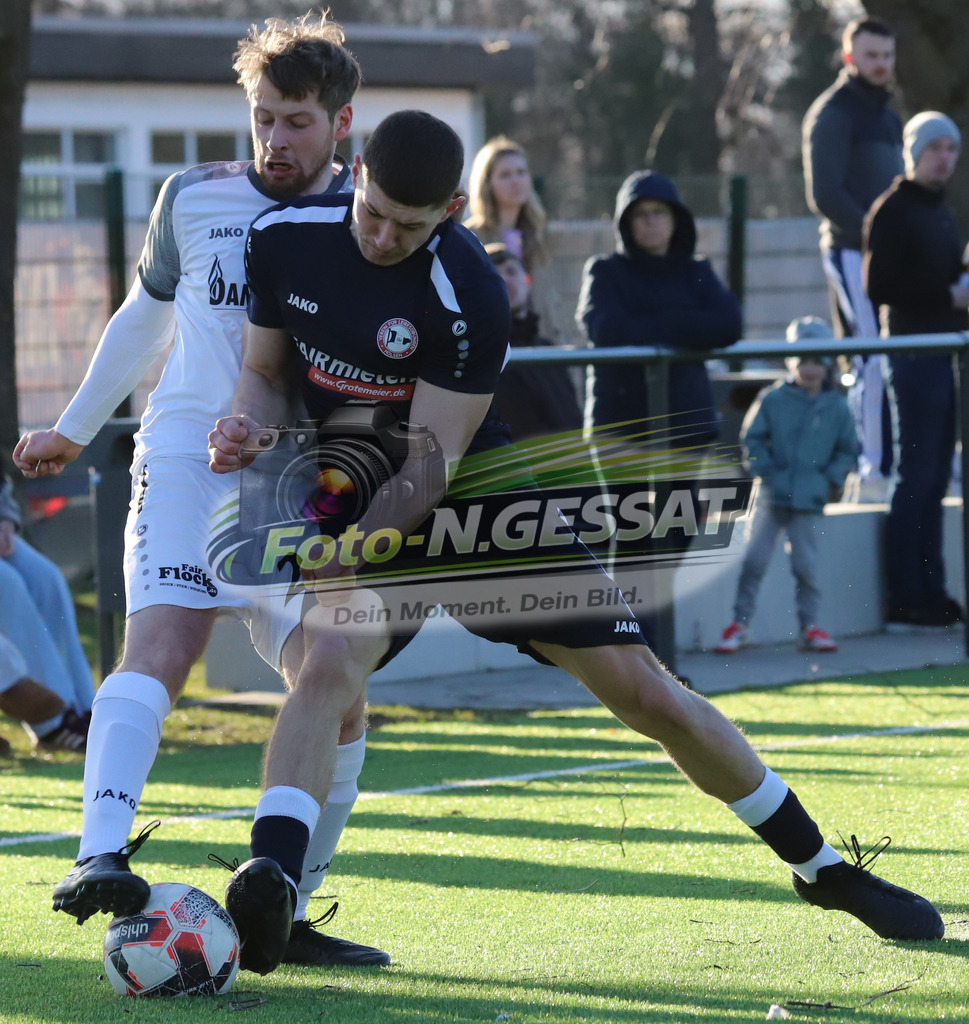 VfL Holsen - Bünder SV | Auf dem Bild zu sehen: Schwarz VfL Holsen: Anton Kubrak ; weiß Bünder SV: Jonas FranzraheVfL Holsen, Bünder SV, Saison 25/26, Kreisliga A, Deutschland - Realisiert mit Pictrs.com