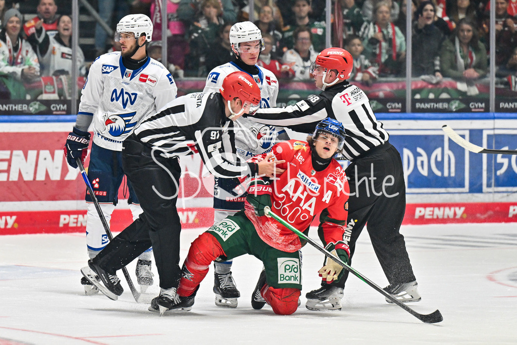 Augsburger Panther - Adler Mannheim | ein heisses Duell zwischen Augsburg und Mannheim, Zach SOLOW (Adler Mannheim 73) und Tim WOHLGEMUTH (Augsburger Panther 33) / DEL: Augsburger Panther - Adler Mannheim; Curt Frenzel Stadion am 14.09.2025