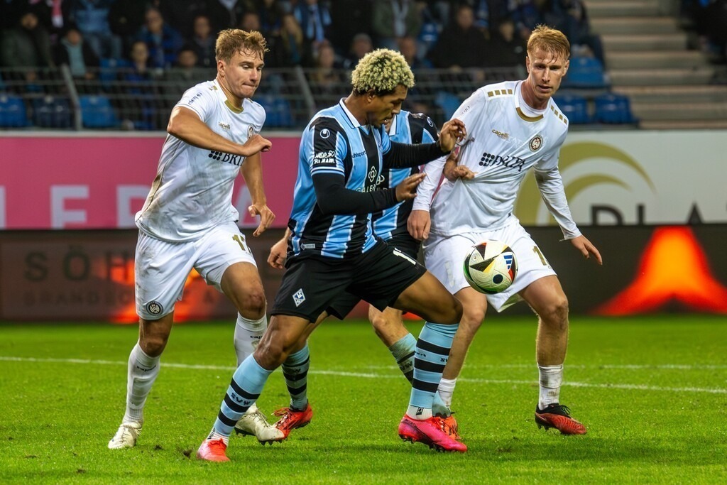 Fußball 3. Liga, Saison 2024/25, 12. Spieltag: Waldhof Mannheim gegen SV Wehen-Wiesbaden. Am Ball: Samuel Abifade (17, Mannheim) | Fußball 3. Liga, Saison 2024/25, 12. Spieltag: Waldhof Mannheim gegen SV Wehen-Wiesbaden. Am Ball: Samuel Abifade (17, Mannheim) - Realisiert mit Pictrs.com