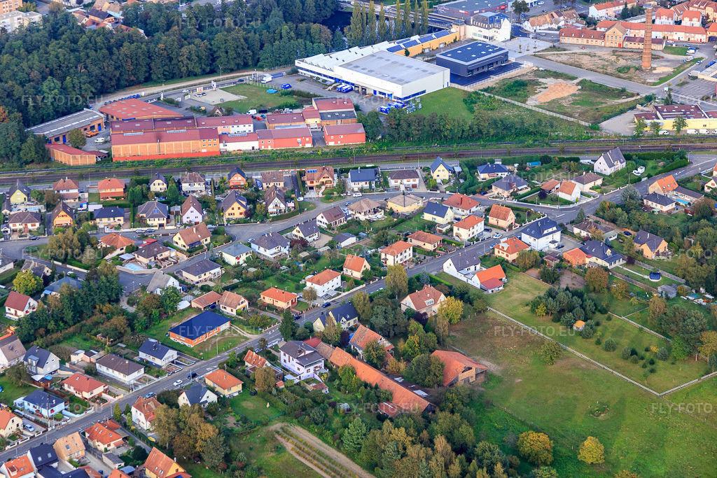 Vue aérienne: Rue des Potagers et Ambulance Saint Sauveur à Bischwiller dans le département Bas Rhin, France.Photo: IMG_074251.jpg prise le 04/10/2014 par Werner Riehm/FLY-FOTO.euRésolution de l'original: 5472 x 3648 px