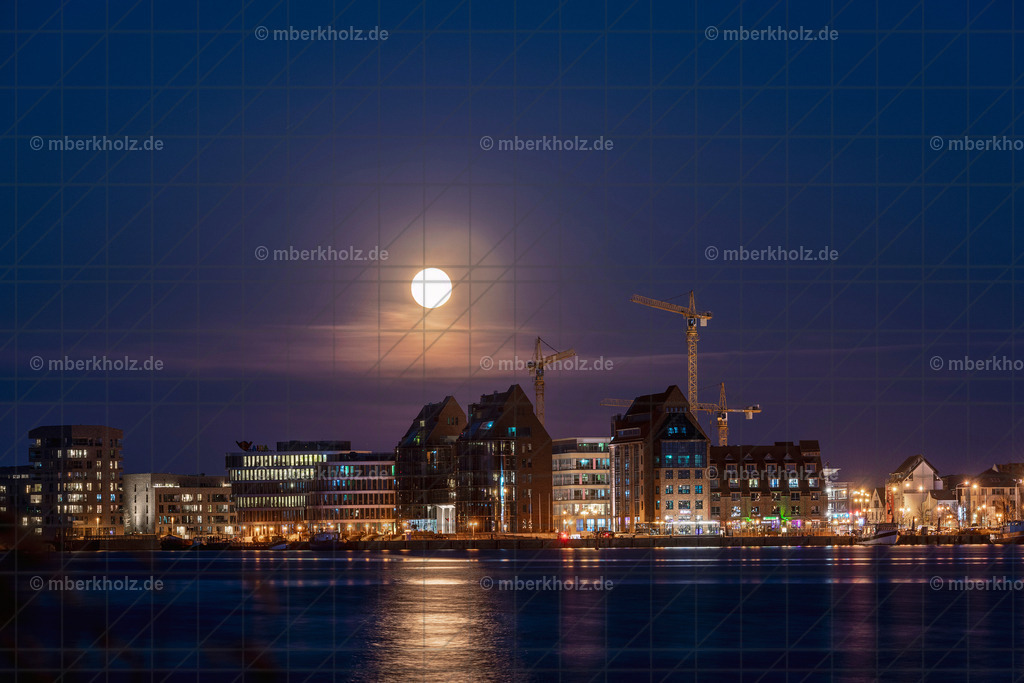 @marko_berkholz_shopmberkholz_Rostock_nachtaufnahme_MBE4762_bes | Bei diesem Foto kam eine Nikon D850 zum Einsatz. Blick auf die Hansestadt Rostock. Fotografisch habe ich dieses Foto mit 4 Aufnahmen realisiert und zu einem HDR gerechnet. Dadurch entgehen viele Details. Sehr zu empfehlen auf Alu Dibond oder hinter Acrylglas
