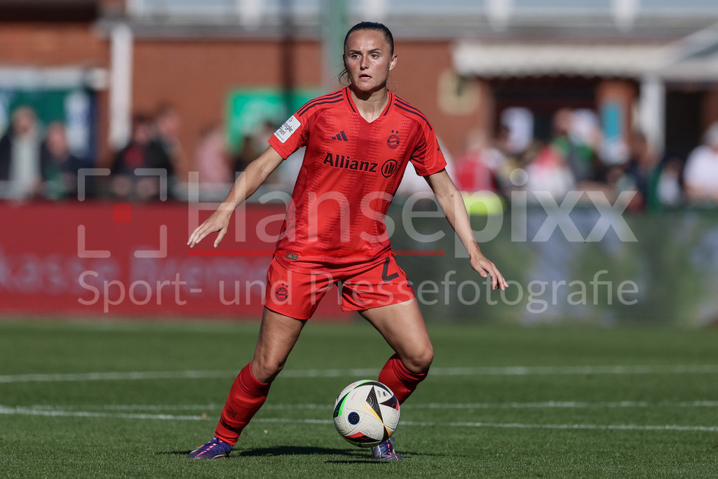 Fussball, Google Pixel Frauen-Bundesliga, SV Werder Bremen - FC Bayern München | v.li.: Samantha Kerr (FC Bayern München, 26) am Ball, Freisteller, Einzelbild, Ganzkörper, Aktion, Action, Spielszene, DIE DFB-RICHTLINIEN UNTERSAGEN JEGLICHE NUTZUNG VON FOTOS ALS SEQUENZBILDER UND/ODER VIDEOÄHNLICHE FOTOSTRECKEN. DFB REGULATIONS PROHIBIT ANY USE OF PHOTOGRAPHS AS IMAGE SEQUENCES AND/OR QUASI-VIDEO.