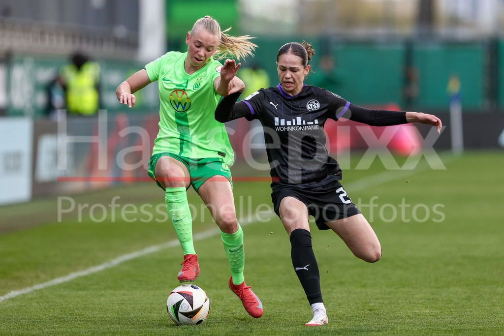 Fussball, Google Pixel Frauen-Bundesliga, VfL Wolfsburg - SGS Essen | v.li.: Ella Peddemors (VfL Wolfsburg, 5) und Kassandra Potsi (SGS Essen, 28) im Zweikampf, Duell, Dynamik, Aktion, Action, Spielszene, DIE DFB-RICHTLINIEN UNTERSAGEN JEGLICHE NUTZUNG VON FOTOS ALS SEQUENZBILDER UND/ODER VIDEOÄHNLICHE FOTOSTRECKEN. DFB REGULATIONS PROHIBIT ANY USE OF PHOTOGRAPHS AS IMAGE SEQUENCES AND/OR QUASI-VIDEO.