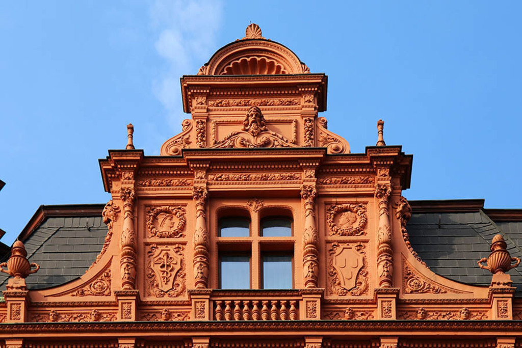 Klingers Haus - Giebel | Entdecke über 20 Kategorien Leipzig-Motive: Foto-Downloads, hochwertige Poster, Leinwand- & Fine-Art-Prints. Jetzt Lieblingsfoto im Bildlexikon Leipzig Shop bestellen!