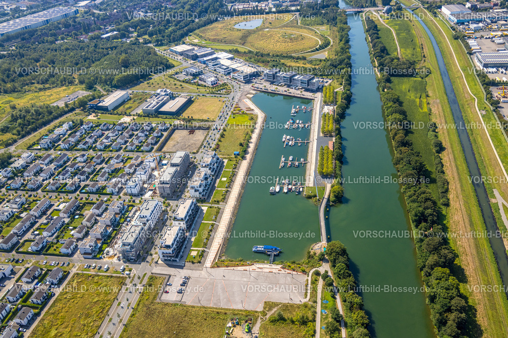 Gelsenkirchen240808647GE-Sued | Luftbild, neues Stadtquartier Graf Bismarck Wohnanlage und Stölting Marina Yachthafen am Rhein-Herne-Kanal, Anlegestelle für Boote, Bismarck, Gelsenkirchen, Ruhrgebiet, Nordrhein-Westfalen, Deutschland