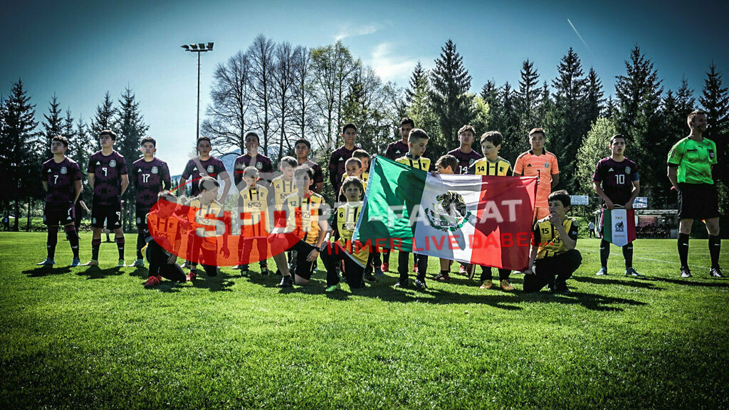 AUSTRIA U15 - MEXICO U15 | Einlauf ; AUSTRIA U15 - MEXICO U15 am 29.04.2022 in Arnoldstein
(Sportplatz), AUSTRIA, (Photo by Ernst Krawagner sport-fan.at) - Realisiert mit Pictrs.com