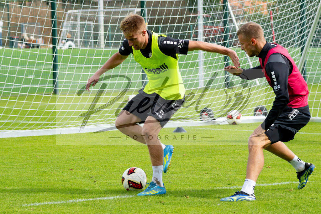 20260909_TRAOSN_0239 | Fußball, Herren: Fridolin Wagner (VfL Osnabrück) und Adrian Beck (VfL Osnabrück) im Zweikampf beim Training des VfL Osnabrück am 09.09.2026 im Sportpark Illoshöhe in Osnabrück, Deutschland.(Foto von Nico Paetzel) - Realisiert mit Pictrs.com