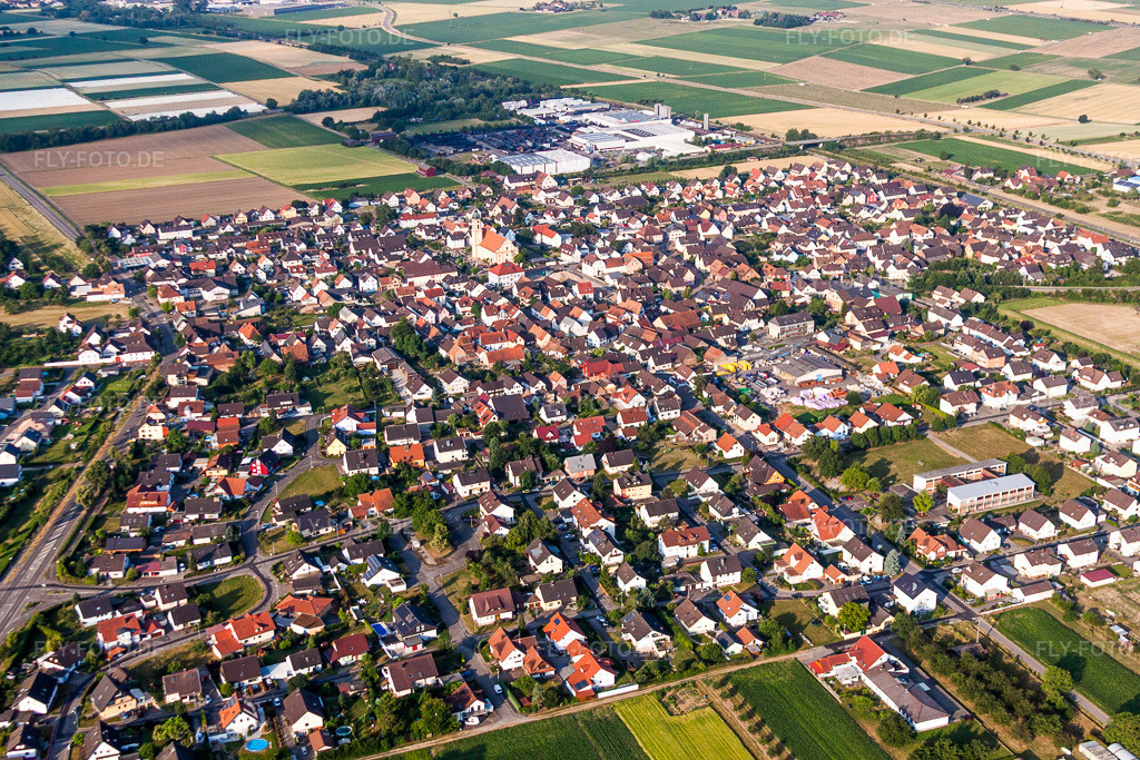 Luftbild: Ortsansicht der Straßen und Häuser der Wohngebiete in Ringsheim im Bundesland Baden-Württemberg in Deutschland. Foto: IMG_68133.jpg vom 19.06.2014 durch Werner Riehm/FLY-FOTO.de