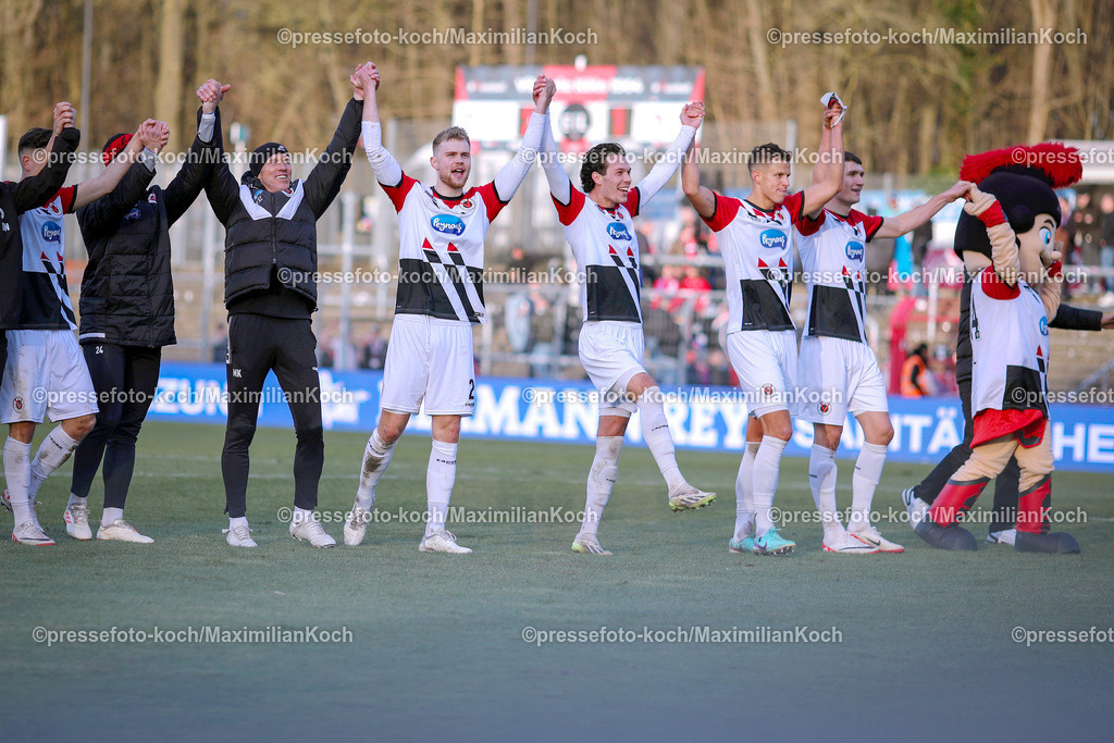 Koe3Liga27012401053 | 27.01.2024, Köln, Fußball, bwin 3. Liga Herren, Sportpark Höhenberg, 23. Spieltag, Saison 2023 2024, FC Viktoria Köln – SpVgg Unterhaching: Abschlussjubel nach dem Sieg der Viktoria Köln gegen Unterhaching. Die Mannschaft steht jubelnd vor den Fans und bedankt sich für die Unterstützung. 
DFB regulations prohibit any use of photographs as image sequences and or quasi-video.