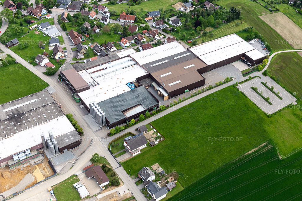 Luftbild: Saier Verpackungstechnik in Alpirsbach im Bundesland Baden-Württemberg in Deutschland. Foto: IMG_114559.jpg vom 30.05.2019 durch Werner Riehm/FLY-FOTO.de