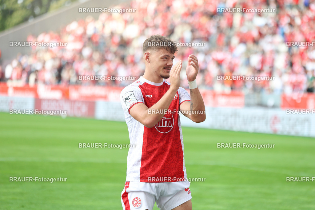 Rot-Weiss Essen - Hansa Rostock | Essen, Deutschland, 20.09.2025 Jannik Hofmann  (Rot-Weiss Essen) klatscht zu den Fanswährend des 3.Liga Spiels zwischen  Rot-Weiss Essen und Hansa Rostock am 20.09.2025 im Stadion an der Hafenstraße in Essen. (Foto von Timo Bluhmki-Schmidt/Brauer Fotoagentur