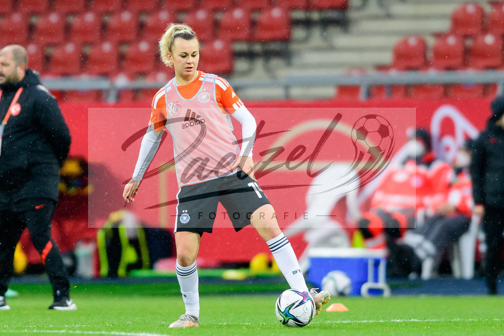 GERTUR20211126_090 | Fussball, Frauen: Lena Lattwein (Germany) in Aktion, am Ball, Einzelaktion bei dem Spiel der WM-Qualifikation zwischen Deutschland und Tuerkei im Eintracht-Stadion am 26.11.2021 in Braunschweig, Deutschland. - Realisiert mit Pictrs.com