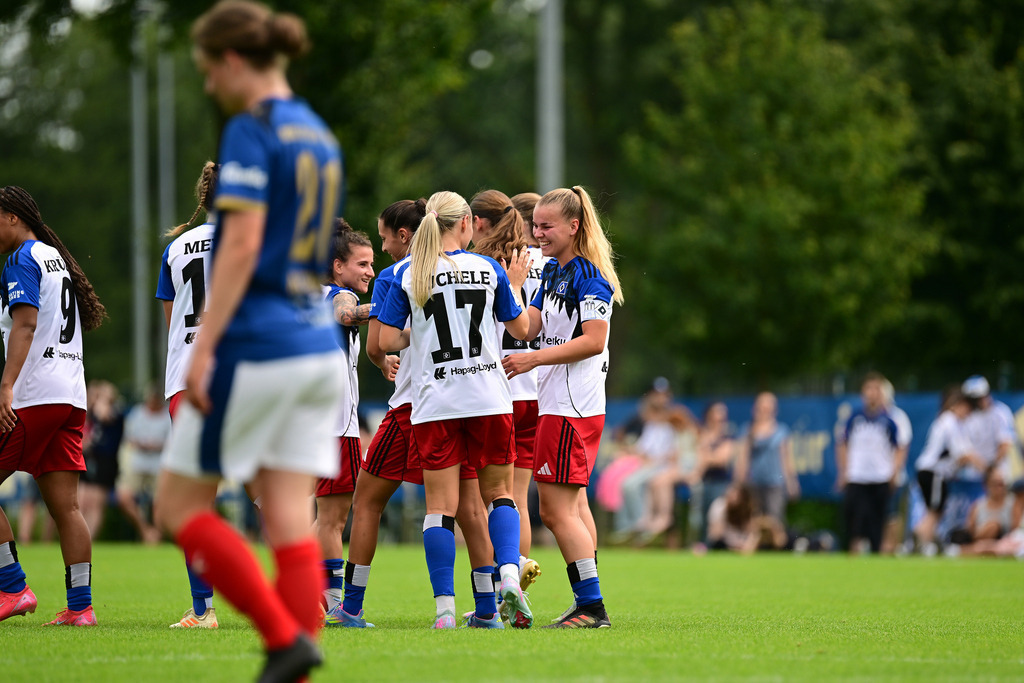 Fußball I Frauen I Saison 2025-2026 I Testspiel I Hamburger SV - Holstein Kiel | Jubel, Begeisterung, Enthusiasmus, Euphorie, Freude, Glücksgefühl, Heiterkeit bei: Hamburger SV Frauen, Mia Büchele (17, Hamburger SV) Svea Stoldt (8, Hamburger SV) - Realisiert mit Pictrs.com