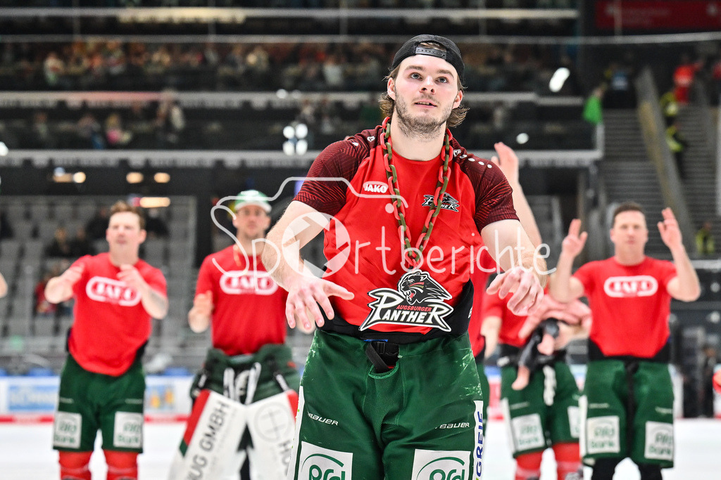 Augsburger Panther - Dresdner Eislöwen | AUGSBURG, DEUTSCHLAND - 06. MÄRZ: im Bild D. J. BUSDEKER (Augsburger Panther 14) der sich nach der Partie von den Fans feiern lässt nach dem Match zwischen den Augsburger Panthern und den Dresdner Eislöwen am 49. Spieltag der Penny DEL im Curt Frenzel Stadion