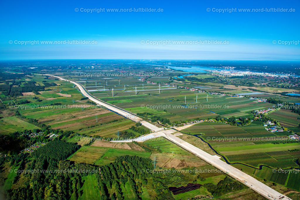 Hamburg_Bau_A26_Neuenfelder_Hinterdeich_ELS_4006220922 | HAMBURG 22.09.2022 Autobahn- Baustelle A26 mit Erschließungs-, Aufschüttungs- und Erdarbeiten entlang der Trasse und des Streckenverlaufes " Brücke Francoper Straße " in Hamburg, Deutschland. // Motorway- Construction A26 site with earthworks along the route and of the route of the highway " Bruecke Francoper Strasse " in Hamburg, Germany. Foto: Martin Elsen