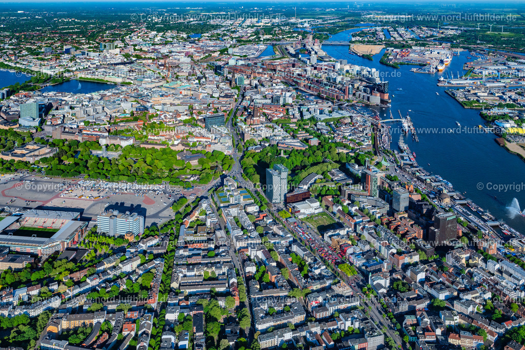 Hamburg_St Pauli_Reeperbahn_Hafen_ELS_8608110525 | HAMBURG 11.05.2025 Stadtteilansicht von St.Pauli mit Geschäftsgebäuden und Hochhäusern auf St.Pauli Reeperbahn in Hamburg. // District view of St.Pauli with business buildings and skyscrapers on the St.Pauli Reeperbahn in Hamburg. Foto: Martin Elsen