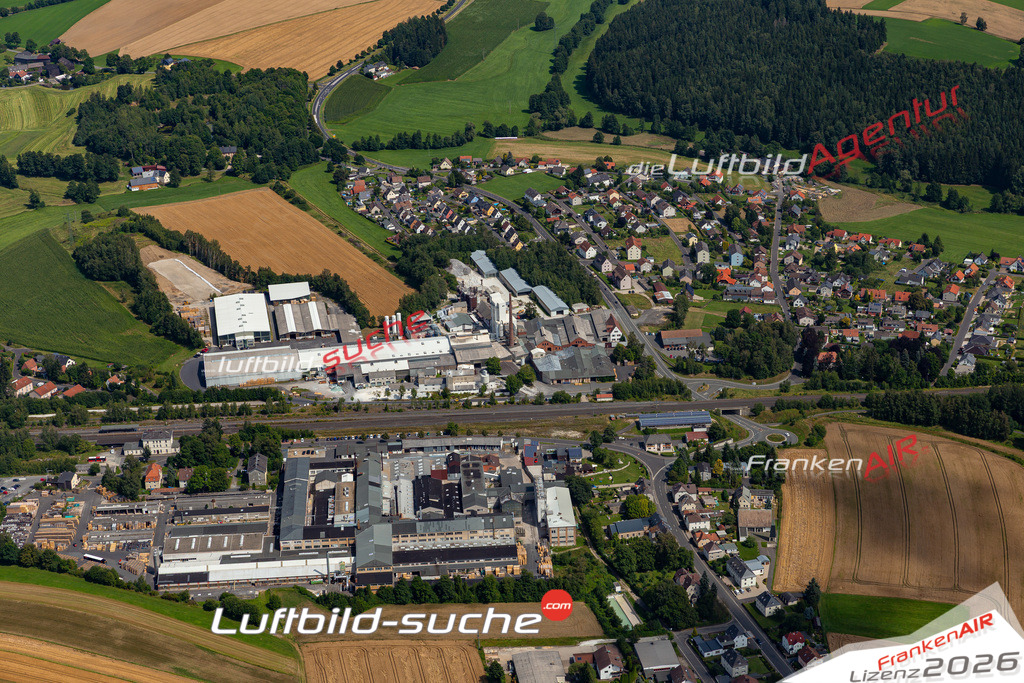 Die Luftaufnahme Holenbrunn - Wunsiedel wurde 2021 mittels Flugzeug (keine Drohne) erstellt. Hohe Auflösung -für große Poster und Wandbilder geeignet!