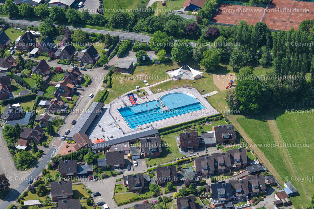 Horneburg_Freibad_ELS_7092280523 | HORNEBURG 28.05.2023 Schwimmbecken des Schwimmbad - Freibad es in Horneburg im Bundesland Niedersachsen, Deutschland. Weiterführende Informationen bei: Samtgemeinde Horneburg. // Swimming pool of the in Horneburg in the state Lower Saxony, Germany. Further information at: Samtgemeinde Horneburg. Foto: Martin Elsen