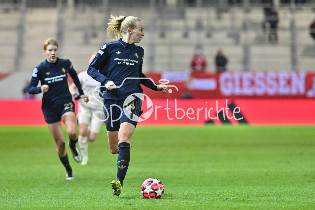 FC Bayern München Frauen - Juventus Turin Frauen | am Ball Amalie VANGSGAARD (Juventus FC Frauen 14) / Freisteller / Einzelfoto / Womens Champions League: FC Bayern Frauen - Juventus FC, FC Bayern Campus am 12.12.2024