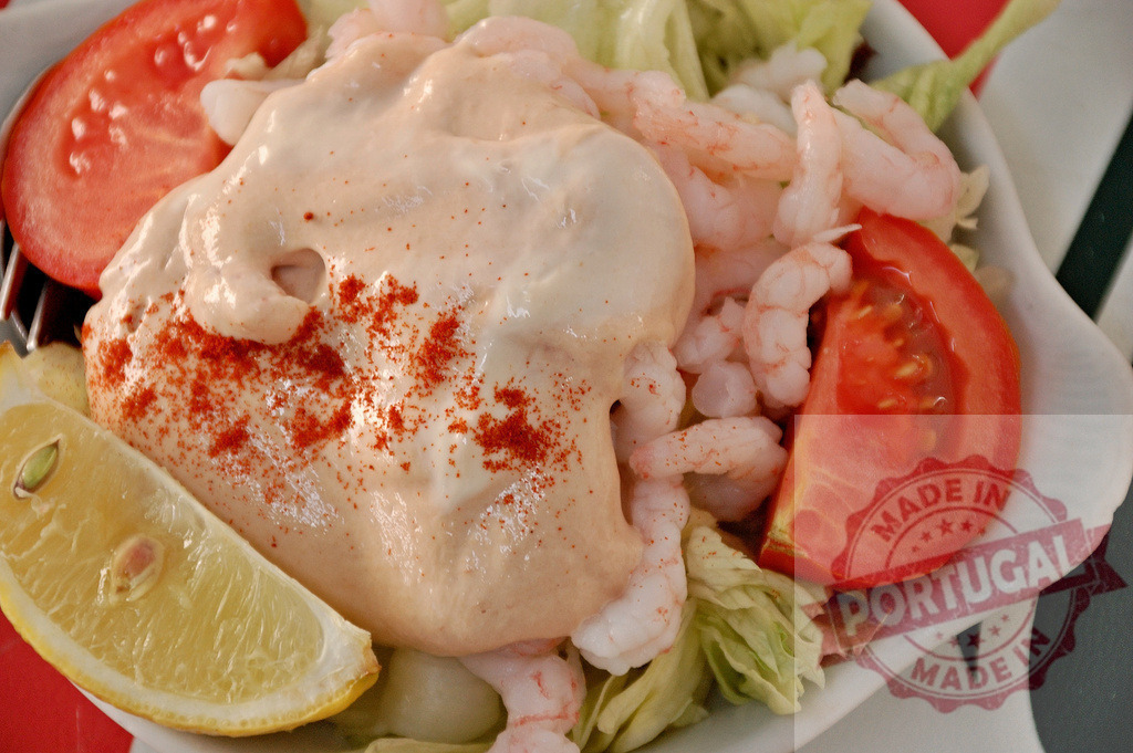 Shrimp cocktail with Marie Rose sauce and fresh lemon | Fresh shrimp cocktail serving with crisp lettuce, tomato, and paprika - Realized with Pictrs.com