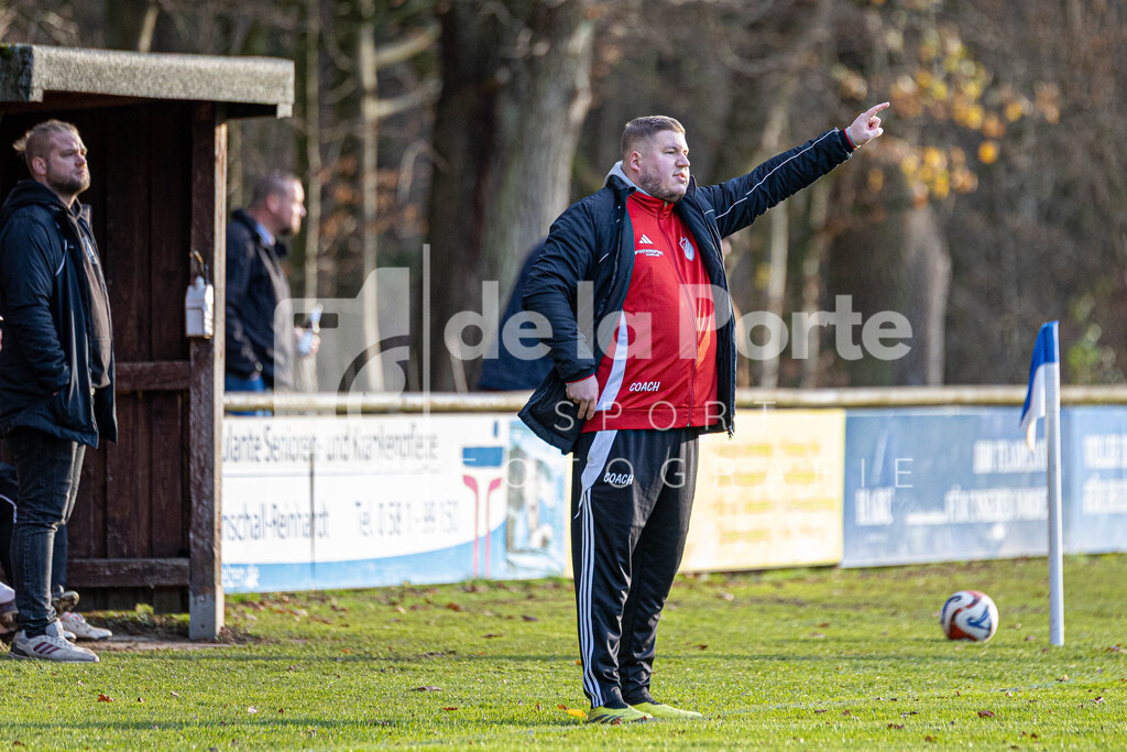 Suhlendorf - Damm_ Philipp (Trainer) vs SC Uelzen 301125 dlP | immodelaporte-sportfotos - Realisiert mit Pictrs.com