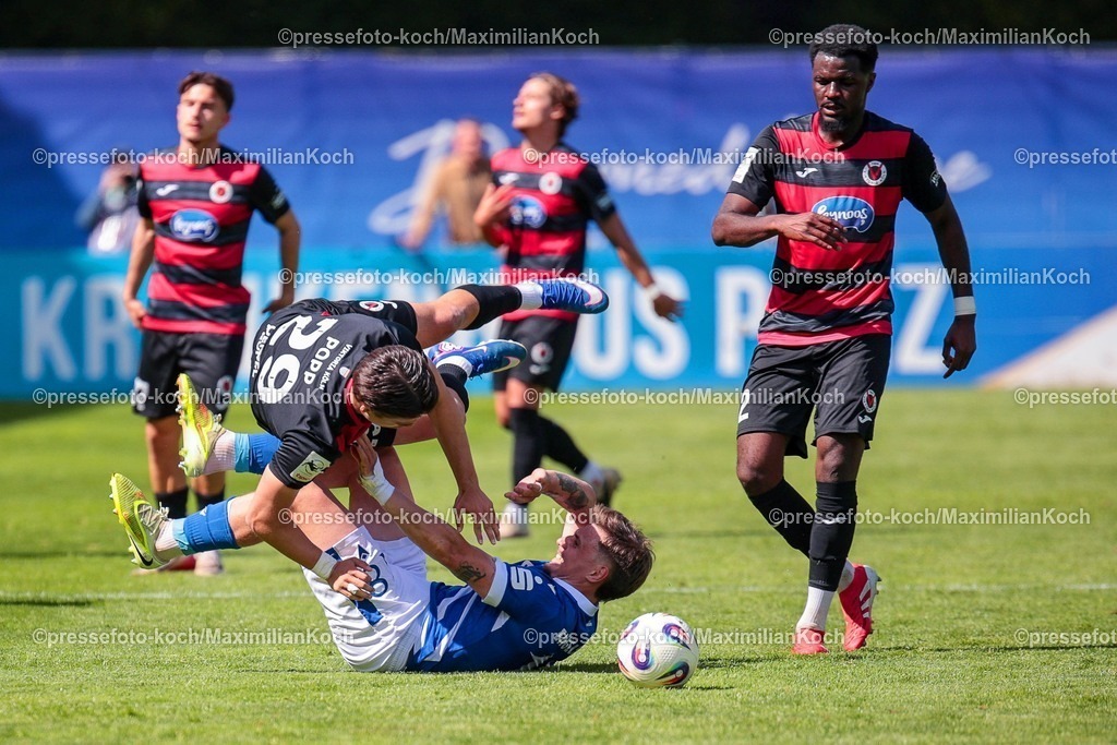xsefx26042601052 | 26.04.2026, xsefx, Fußball, 3.Liga, FC Viktoria Köln - Energie Cottbus, 35. Spieltag, Sportpark Höhenberg, Saison 2025 2026: Leander Popp, (FC Viktoria Köln 1904 29 im Zweikampf gegen  Erik Engelhardt (Cottbus 18) DFB regulations prohibit any use of photographs as image sequences and or quasi-video. Photo: xSabinexEffgenxPressefotoKochx