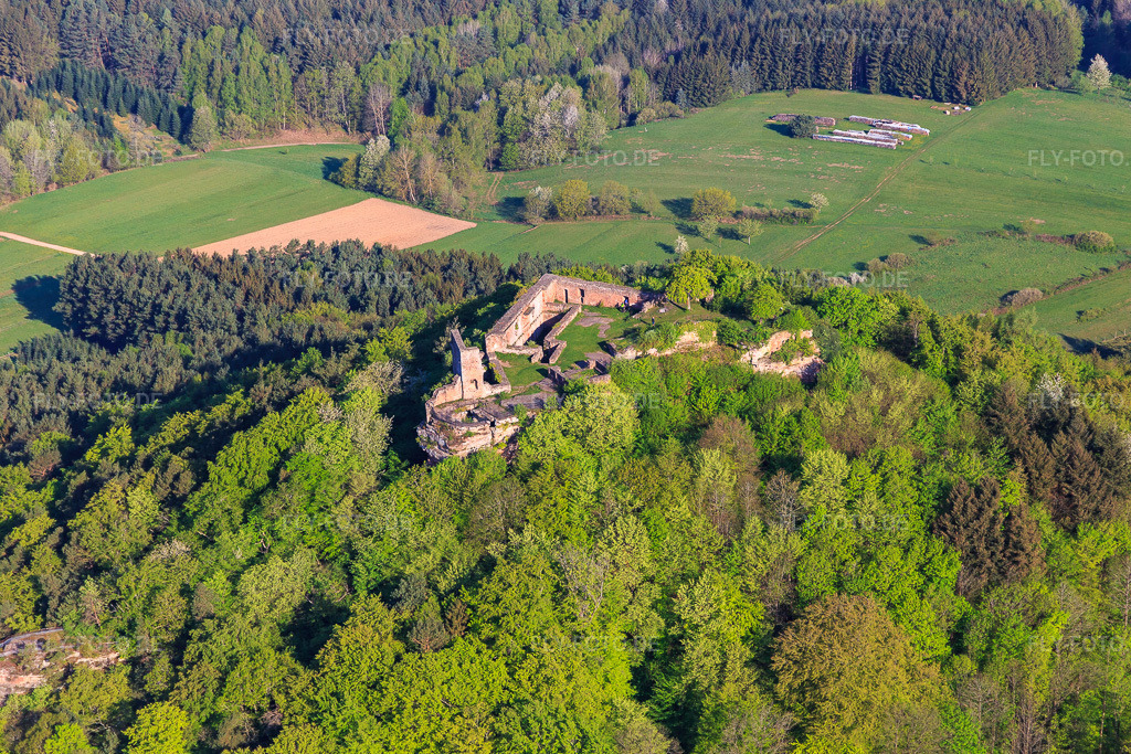 Luftbild: Burgruine Lindelbrunn in Vorderweidenthal im Bundesland Rheinland-Pfalz in Deutschland. Foto: IMG_106889.jpg vom 22.04.2018 durch Werner Riehm/FLY-FOTO.deBurgruine Lindelbrunn bei Vorderweidenthal | Pfalz.de