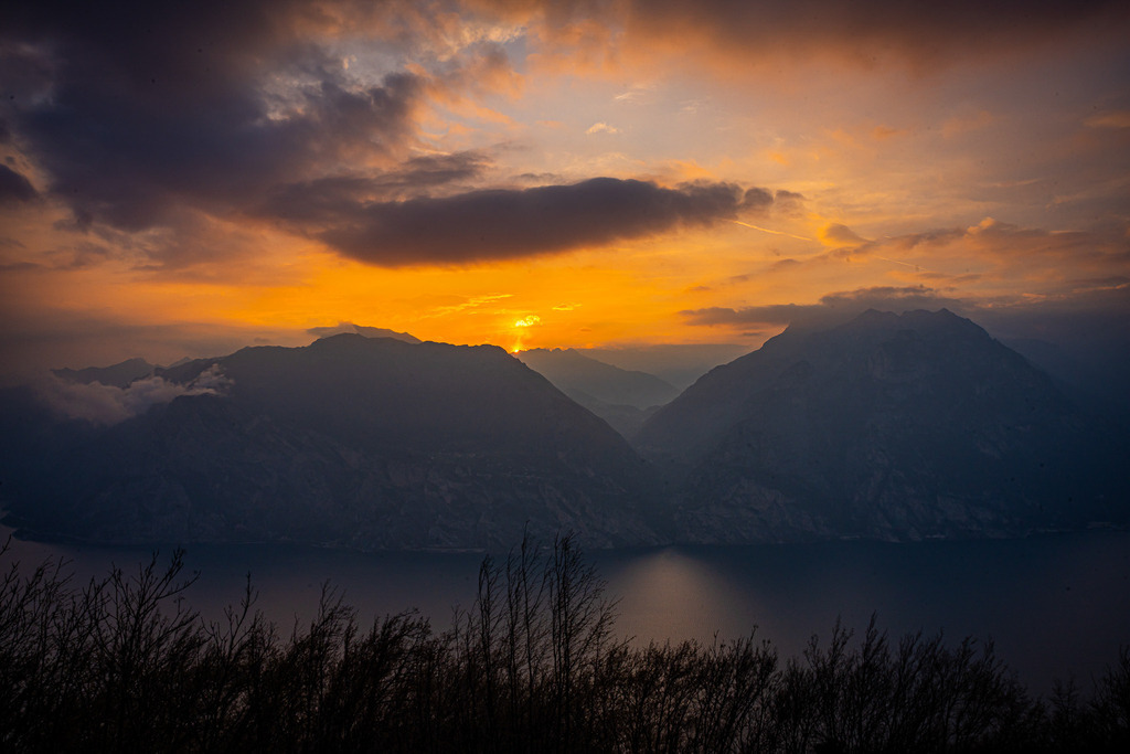 Sonnenuntergang am Gardasee | <meta name="keywords" content="Bergbilder, Hochzeitsfotografie, Actionshootings, Fotografiearbeiten, Berglandschaften, Naturfotografie">

 - Realisiert mit Pictrs.com