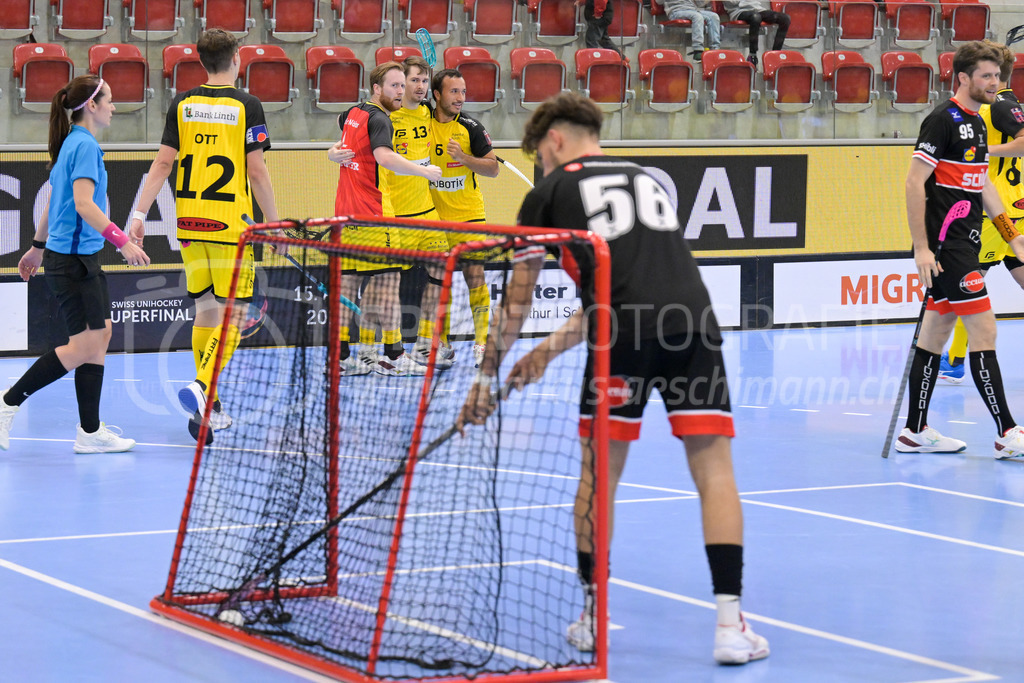 HC Rychenberg vs UHC Uster - 14. October 2022 | HC Rychenberg vs UHC Uster
AXA Arena, Winterthur
Claudio Mutter (#13 HC Rychenberg) gleicht zum 3:3 aus und freut sich mit Noah Püntener (#19 HC Rychenberg) und Sämi Gutknecht (#6 HC Rychenberg).
Bild: Sportfotografie Markus Aeschimann | www.markus-aeschimann.ch - Realisiert mit Pictrs.com