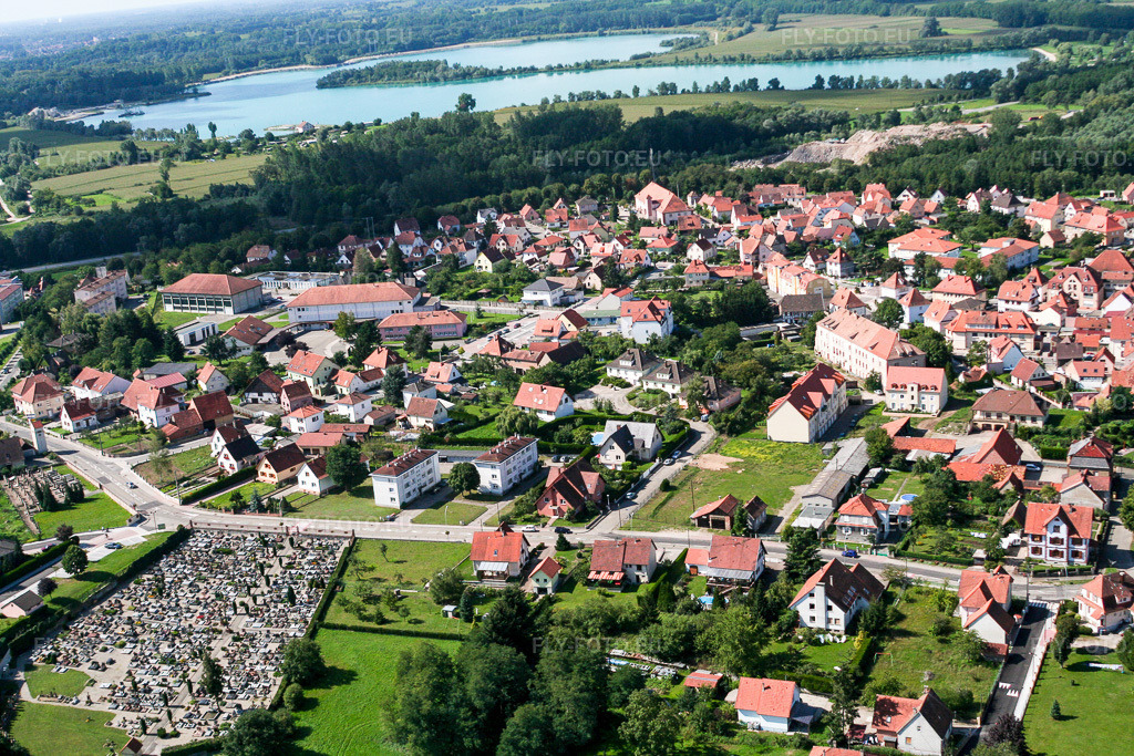 Vue aérienne: Cimetière à le quartier Neulauterburg in Lauterbourg dans le département Bas Rhin, France – .Photo: IMG_3611.jpg prise le 31/08/2006 par Werner Riehm/FLY-FOTO.eu – Résolution de l'original: 3456 x 2304 px