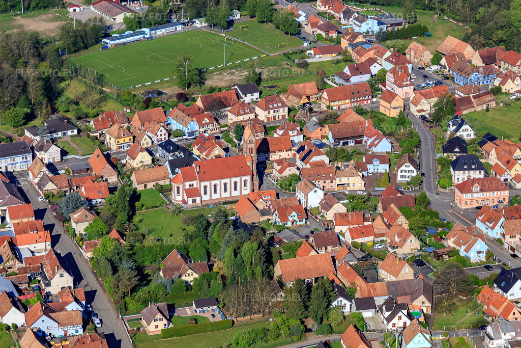 Vue aérienne: Église de San Giacomo Maggiore à Gundershoffen dans le département Bas Rhin, France – .Photo: IMG_099400.jpg prise le 30/04/2017 par Werner Riehm/FLY-FOTO.eu – Résolution de l'original: 5228 x 3485 px