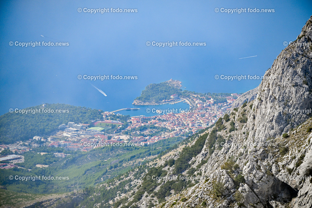 Kroatien_ Biokovo Naturpark_ 13.10.2023-13 | 13.10.2023, Kroatien, HRV, Naturpark Biokovo im Bild Naturpark Biokovo, Skywalk, Sv. Jure, St. George

Der Park erstreckt sich über eine Flaeche von 19.550 Hektar und umfasst einen circa 30 km langen und bis zu 7 km breiten, sich in nordwestlich-suedoestlicher Richtung erstreckenden Teil des Biokovo-Gebirges von Dubci bis nach Gornja Igrane. Er umfasst das Teilgebiete der Staedte Makarska und Vrgorac sowie der Gemeinden Baška Voda, Brela, Podgora, Šestanovac, Tučepi, Zadvarje und Zagvozd. Der Park liegt auf einer Hoehe von 200 bis 1762 m. i. J.; der Sveti Jure (Heiliger Georg) als hoechster Berg des Parks ist zugleich der zweithoechste Gipfel in Kroatien.
Quelle: Wikipedia