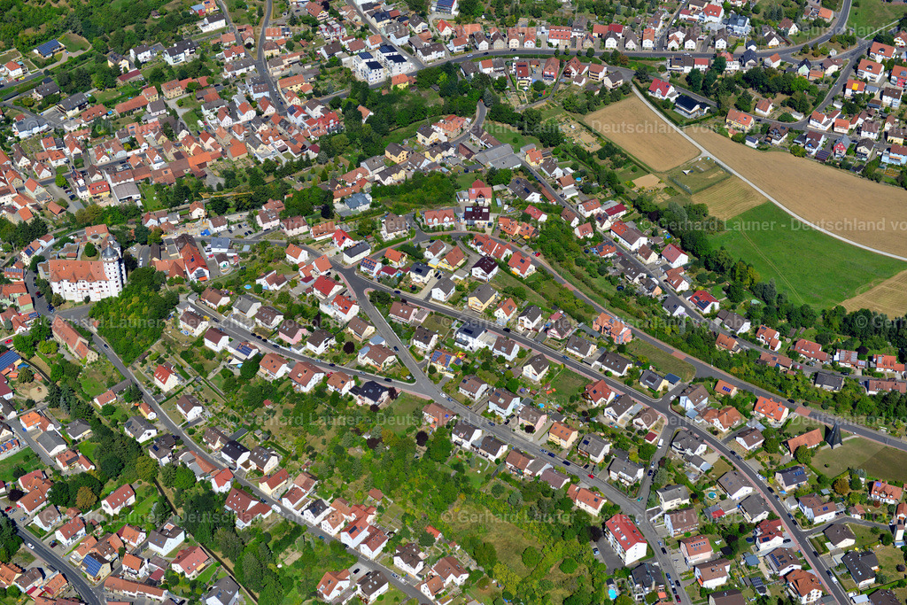 3650098 | RIMPAR 31.08.2016 Wohngebiet einer Einfamilienhaus- Siedlung am Rande von landwirtschaftlichen Feldern in Rimpar im Bundesland Bayern, Deutschland // Single-family residential area of settlement on the edge of agricultural fields in Rimpar in the state Bavaria, Germany Foto: Gerhard Launer