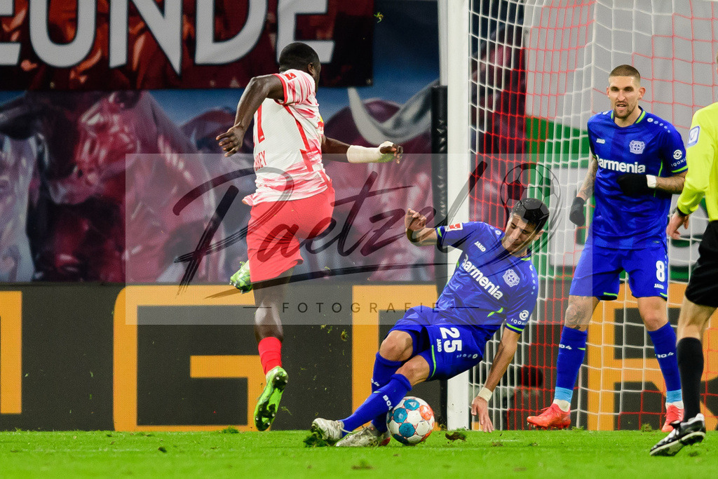 RBLLEV20211128_120 | Fussball, Herren: Brian Brobbey (RB Leipzig) und Exequiel Palacios (Bayer 04 Leverkusen) im Zweikampf bei dem Spiel der 1. Bundesliga zwischen RB Leipzig und Bayer 04 Leverkusen in der Red Bull Arena am 28.11.2021 in Leipzig, Deutschland.DFB / DFL REGULATIONS PROHIBIT ANY USE OF PHOTOGRAPHS AS IMAGE SEQUENCES AND/OR QUASI-VIDEO. - Realisiert mit Pictrs.com