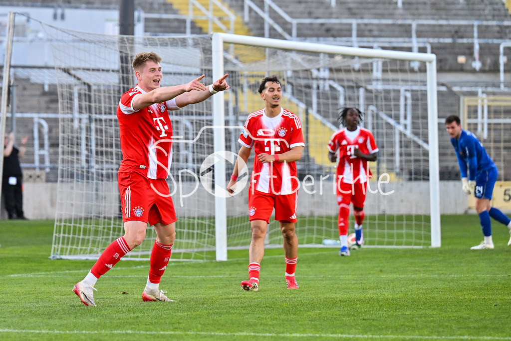 FC Bayern Amateure - TSV Aubstadt | MÜNCHEN, GERMANY - 24. APRIL: Jubel der Amateure nach dem Treffer zum 1-0 durch Anton HEINZ (FC Bayern München II 9) / Tor / Torschuetze / Freude / Happy während dem Match zwischen den Amateuren des FC Bayern und dem TSV Aubstadt am 31. Spieltag der Regionalliga Bayern im Grünwalder Stadion