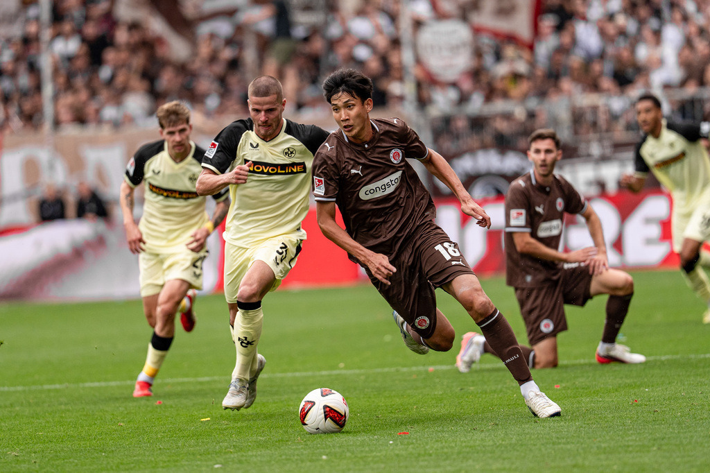 FCSP_YD-00253 | Der offizielle Shop für FC St. Pauli Fotos. Wähle aus Spielszenen & Fanmomenten dein FCSP Wunschformat. Wir liefern Millerntor-Atmosphäre.