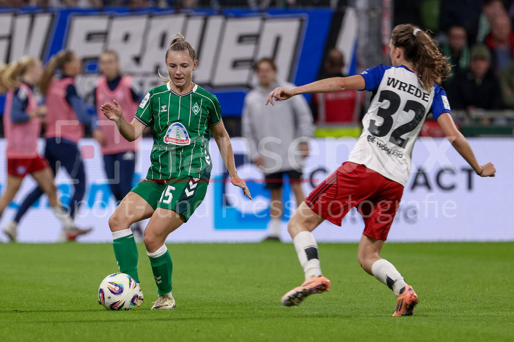 Fussball, Google Pixel Frauen-Bundesliga, SV Werder Bremen - Hamburger SV | v.li.: Michelle Weiß (SV Werder Bremen, 15) und Lotta Wrede (Hamburger SV, 32) im Zweikampf, Duell, Dynamik, Aktion, Action, Spielszene, DIE DFB-RICHTLINIEN UNTERSAGEN JEGLICHE NUTZUNG VON FOTOS ALS SEQUENZBILDER UND/ODER VIDEOÄHNLICHE FOTOSTRECKEN. DFB REGULATIONS PROHIBIT ANY USE OF PHOTOGRAPHS AS IMAGE SEQUENCES AND/OR QUASI-VIDEO.